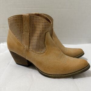 Women's Very Volatile Tan Distressed Western Cowgirl Ankle Boots Size 7.5